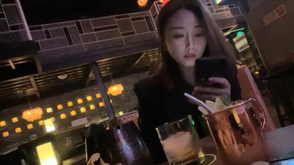 帅哥酒吧钓了个颜值超高的美女带回酒店灌酒让她喝多趁机上了她