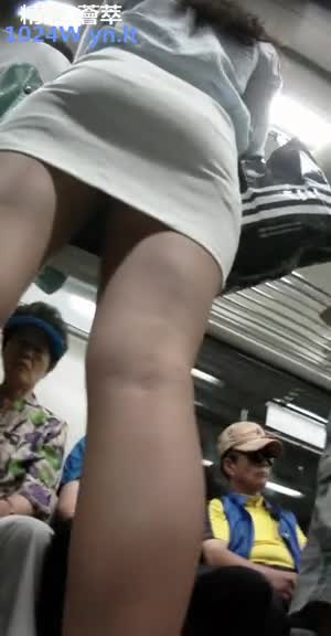 南韩地铁尾随抄底偷拍美腿短裙～19