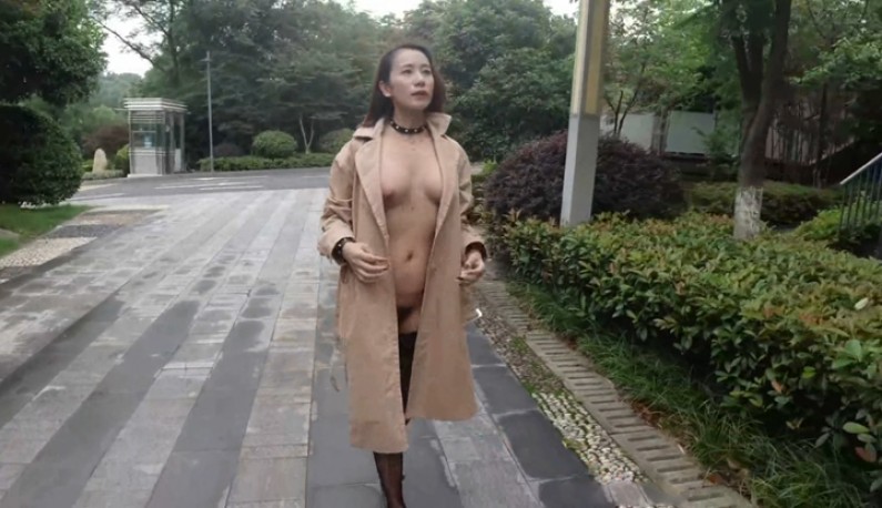 写真模特在户外直接大胆裸露~效法北京天使的全裸逛街!!