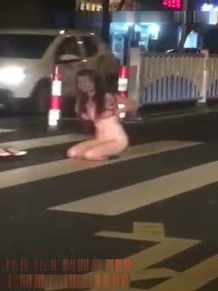最新门事件醉酒女半夜脱光光在马路中间模拟性交被路过的司机按喇叭围观喝彩海报剧照