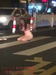 最新门事件醉酒女半夜脱光光在马路中间模拟性交被路过的司机按喇叭围观喝彩<script src=